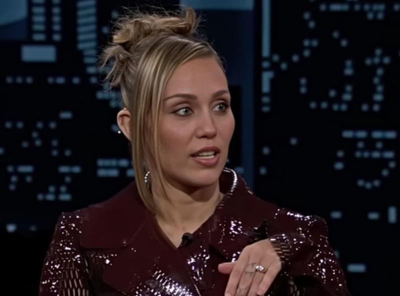 Мајли Сајрус се шегува за вереничкиот прстен: Беше на попуст за Блек Фрајдеј (ВИДЕО)