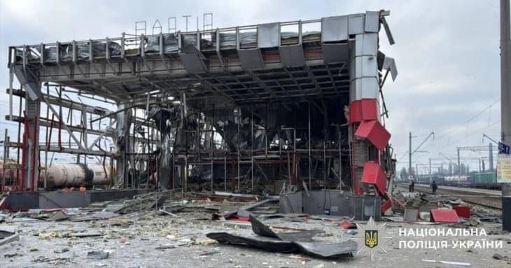 Видео: Руски дронови и ракети го погодија железничкиот јазол во близина на Киев