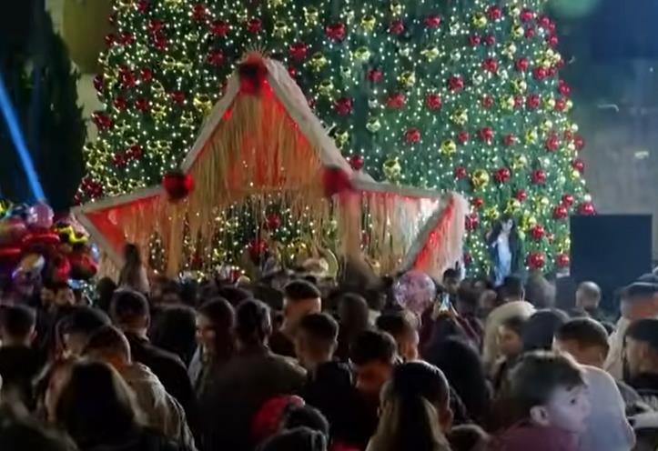 Видео: Божиќната елка во Витлеем првпат осветлена од почетокот на војната во Појасот Газа