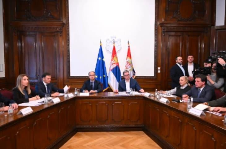 Властите во Србија најавуваат неколку сценарија за заштита на интересите на државата 