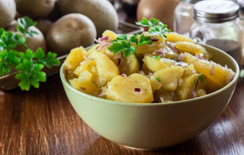 Највкусна компир салата – Тајната е во една состојка, без неа не е добра