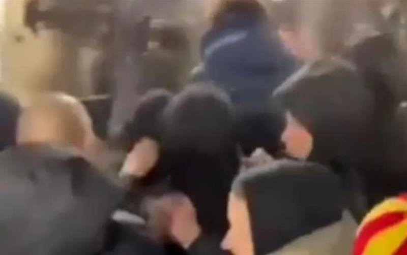 Холандски навивачи се судрија со француската полиција- летаат и пендреци (ВИДЕО)