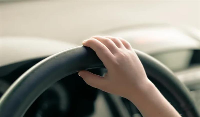 Полицајците во шок- затекнале бебе како вози автомобил на автопат 