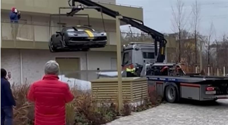 Го паркирал Ферарито на балкон- властите веднаш му покажале дека не е во Дубаи (ВИДЕО)