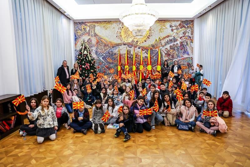Церемонија на свечено менување на државното знаме во Кабинетот на Сиљановска-Давкова
