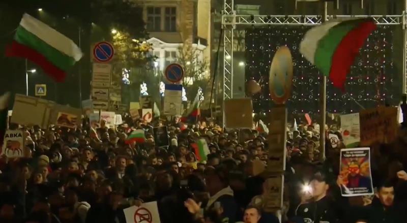 Политичката криза во Бугарија ги замрзна разговорите со Македонија?