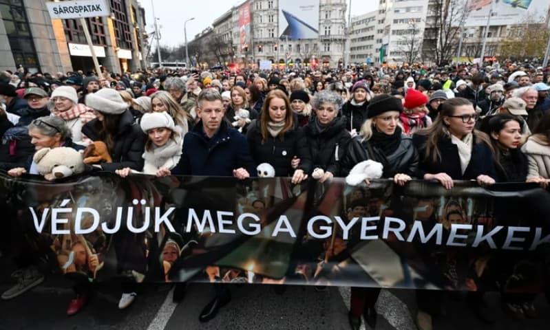 Илјадници Унгарци на протест пред канцеларијата на Орбан- бараат негова оставка