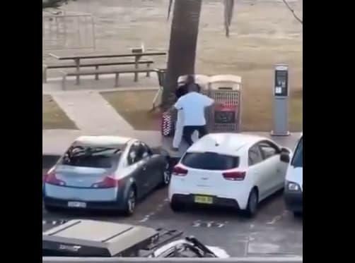 Храбар минувач му ја грабна пушката на напаѓачот од Сиднеј и ја впери во него (ВИДЕО)