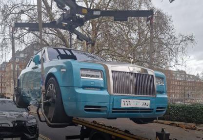 Фото: Лов по нелегално паркирани луксузни автомобили