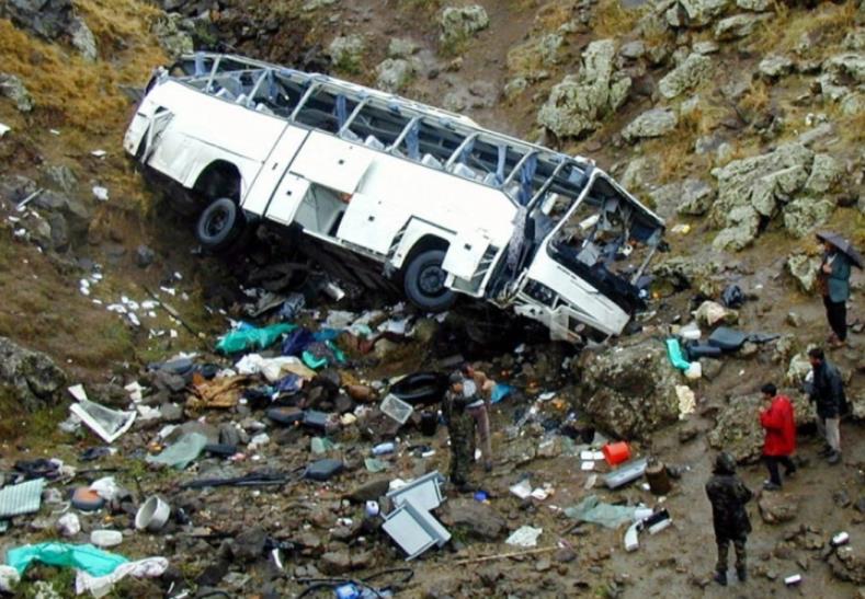 Најмалку 13 патници загинаа во автобуска несреќа во централен Иран