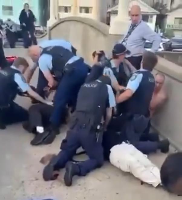 Нов Јужен Велс ќе ги промени законите за оружје и протести по масакрот на плажата во Сиднеј