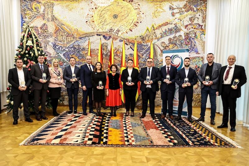 Сиљановска-Давкова го врачи признанието „Македонски квалитет“ за 2025 година