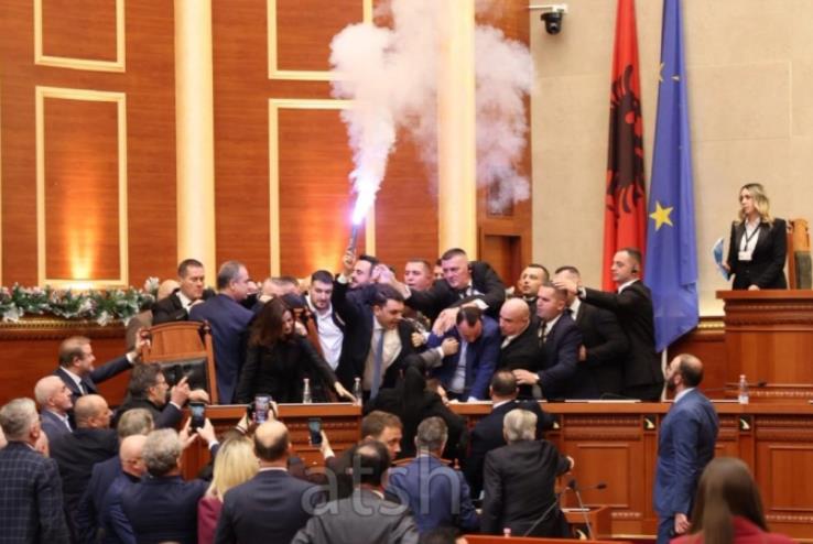 Хаос во албанскиот парламент, опозициските пратеници ја блокираа седницата