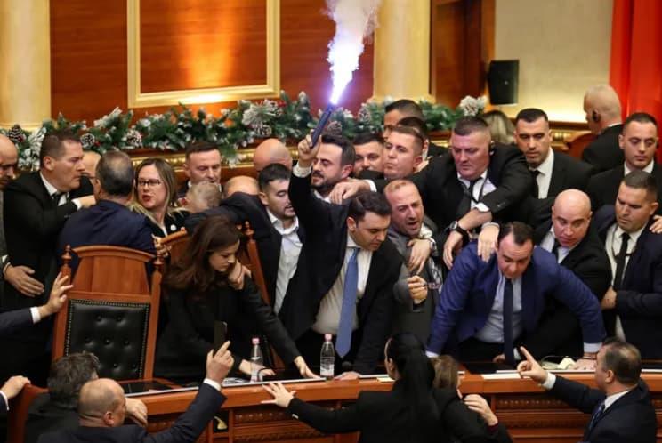 Хаос во албанскит парламент: Опозиционерите со факели тргнаа кон полицијата (ВИДЕО)