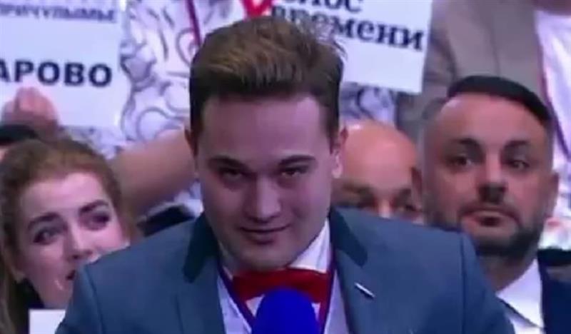 Русин запроси девојка среде маратонскиот прес на Путин (ВИДЕО)
