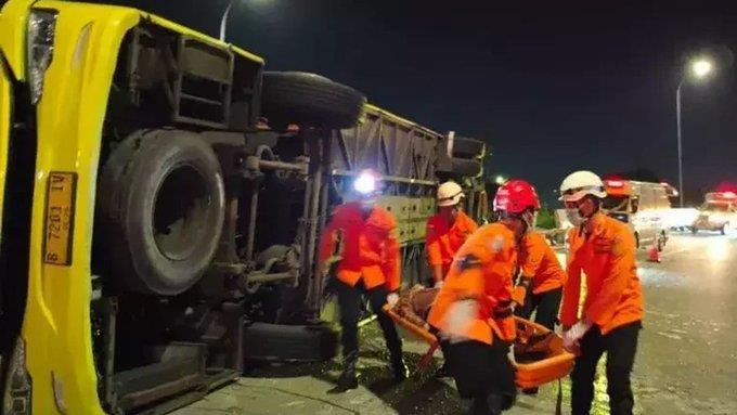 Најмалку 16 луѓе загинаа при превртување на патнички автобус во Индонезија