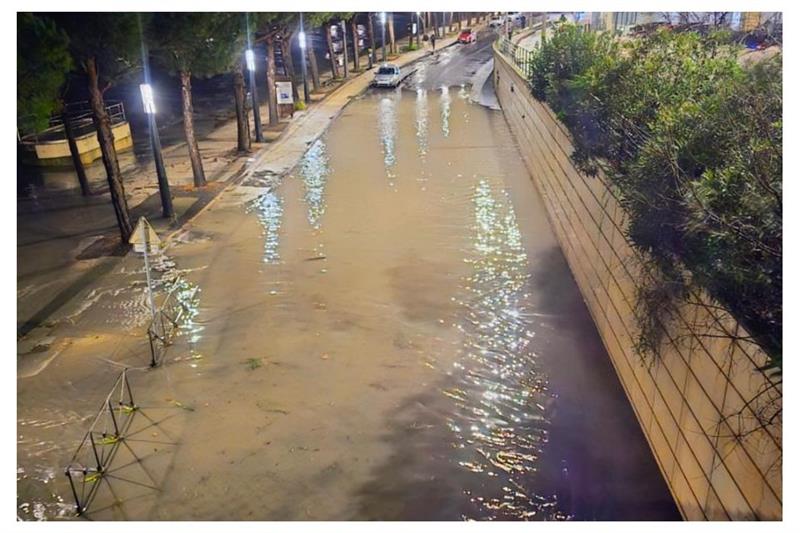 Невреме на југот на Франција: Во тек е евакуација, трамвај заглави во порој (ВИДЕО)