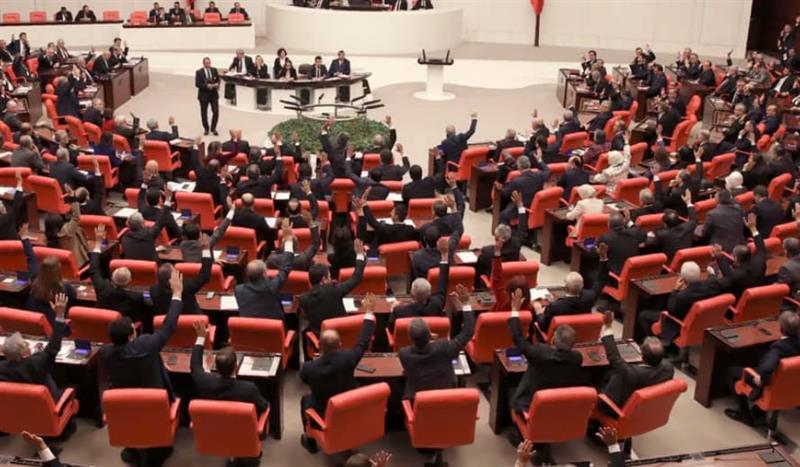 Хаос во турскиот парламент: Пратеници се тепаат, обезбедувањето немоќно (ВИДЕО)