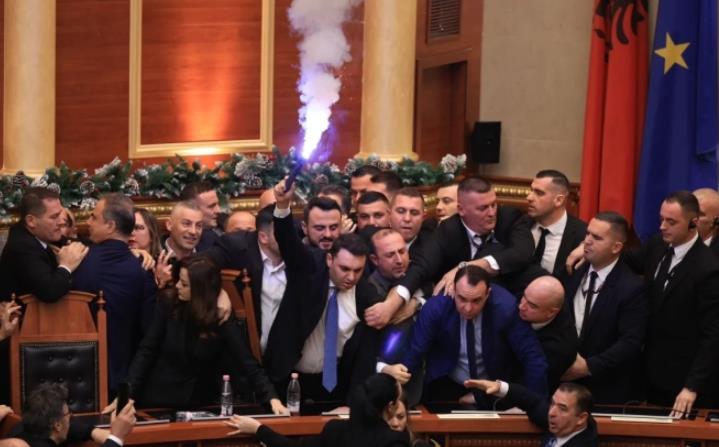Секретаријатот за етика на албанскиот Парламент им изрече суспензија од 30 дена на шестмина пратеници