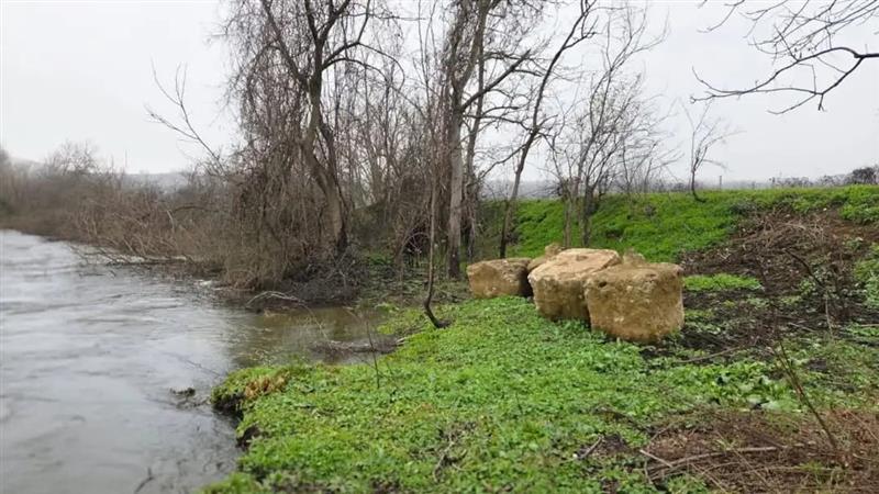 Изместување на коритото на Црна Река, загрозен локалниот пат кон село Трстеник 