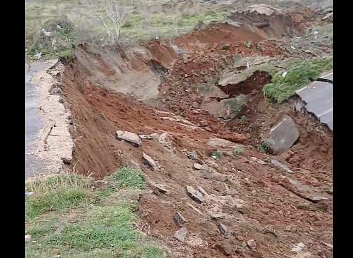 Големо свлечиште во битолско: Пропадна дел од патот Битола- Маково (ВИДЕО)