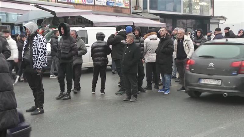 Нов протест на „Пластичарска“- жителите ја блокираа улицата среде сообраќајниот шпиц: Плаќаме струја