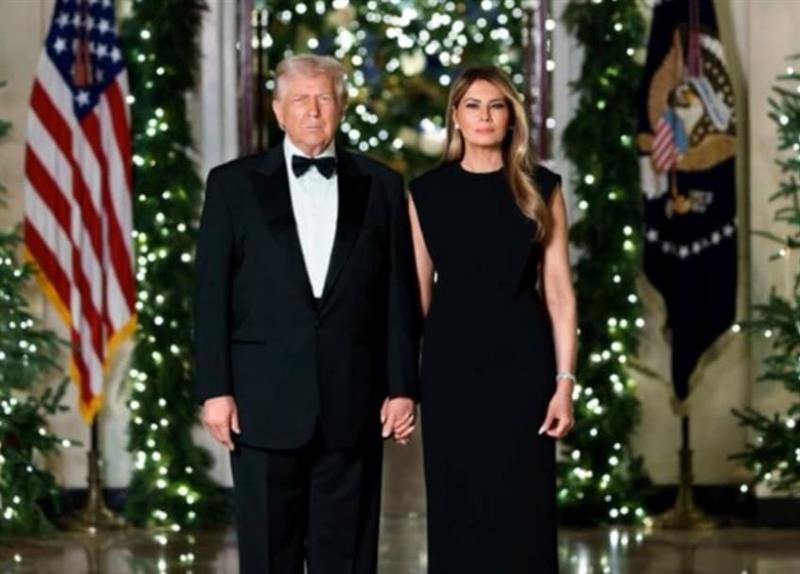 Божиќната фотографија на Меланија и Доналд Трамп предизвика дебата на мрежите: Честитката е „студена“ 