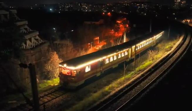 Железници за првпат со специјално украсен новогодишен воз и празнично возење