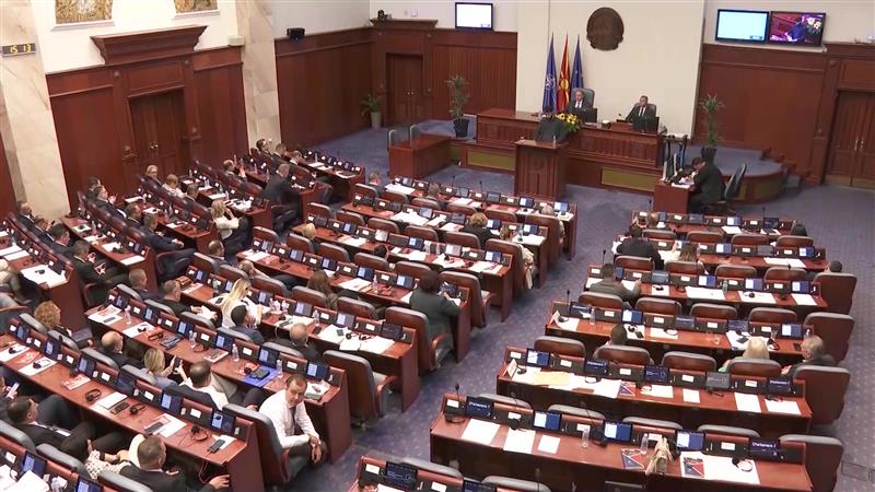 Загадувањето на воздухот и цената на струјата во фокусот на последните пратенички прашња за годинава