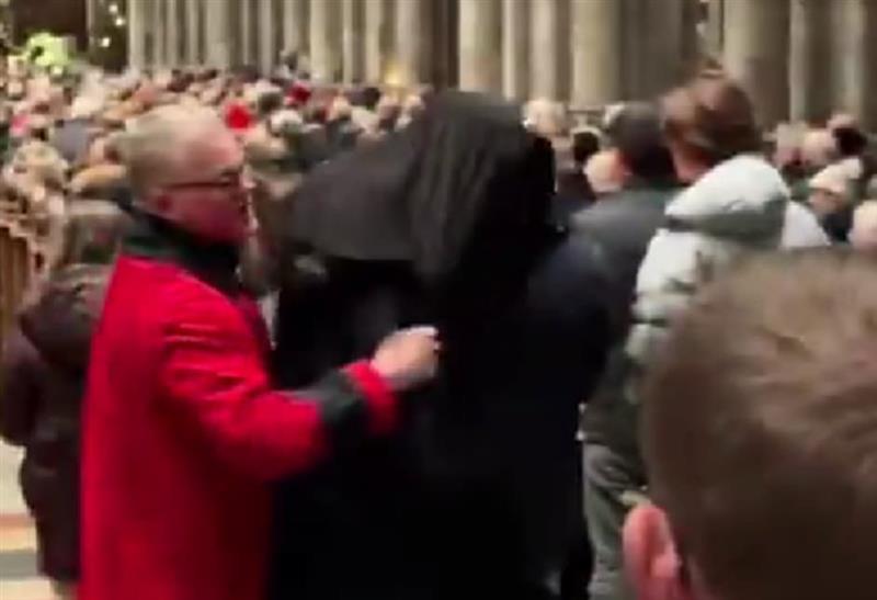 Маскиран маж со танц ја прекина божикната миса во катедралата во Келн, верниците шокирани (ВИДЕО)