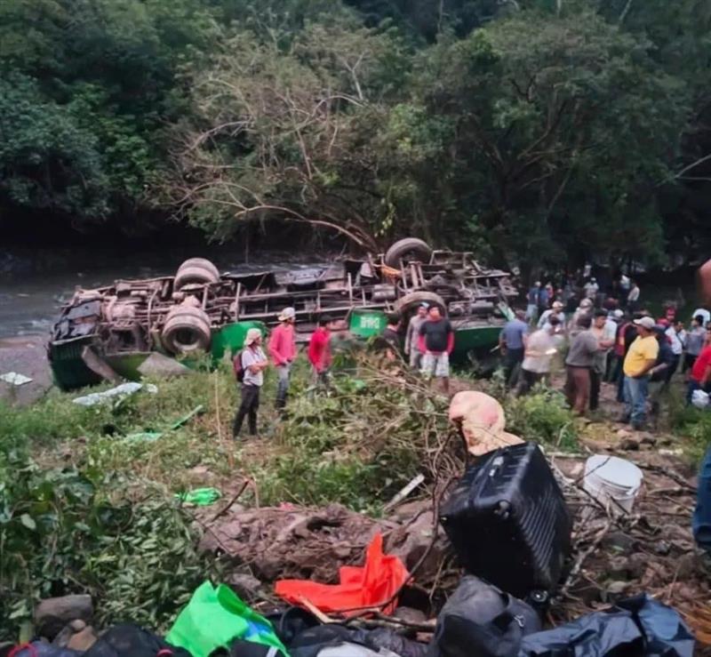 Најмалку 10 жртви во превртување на автобус во Мексико