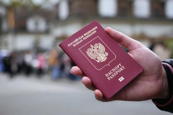 Во Русија разбиена мрежа на печатници кои фалсификувале пасоши и други документи