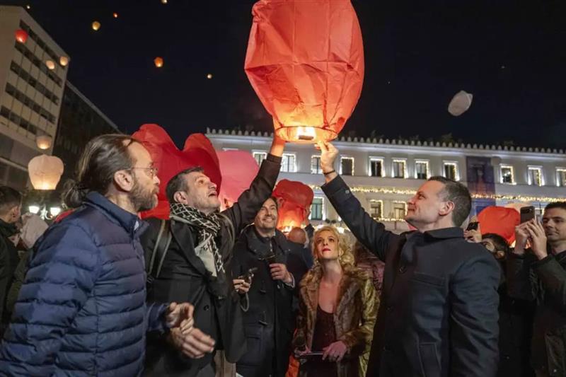 Илјадници хартиени фенери го исполнија небото во Атина на традиционалната „Ноќ на желбите“