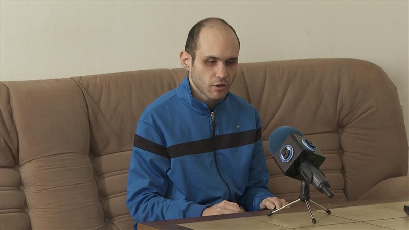 27-годишниот Виктор иако со целосно слепило одбиен за туѓа нега од трето лице