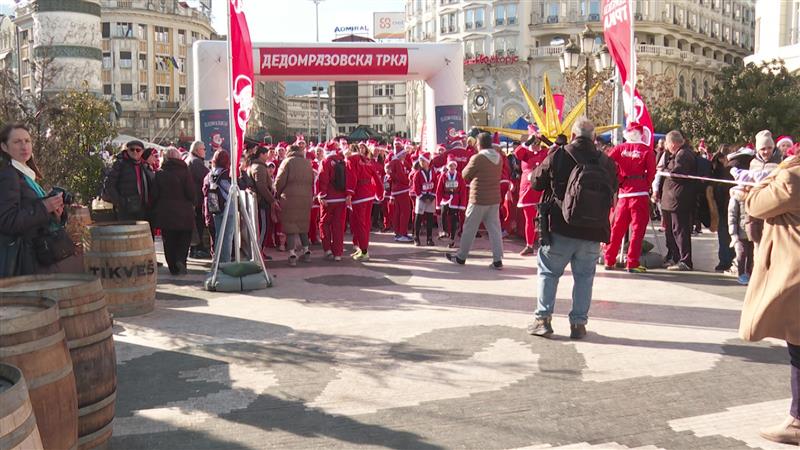 Рекорден број учесници на дедомразовската трка во Скопје