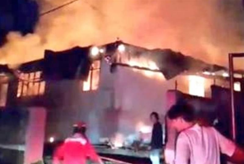 Најмалку 16 загинати во пожар во дом за стари лица во Индонезија (ВИДЕО)
