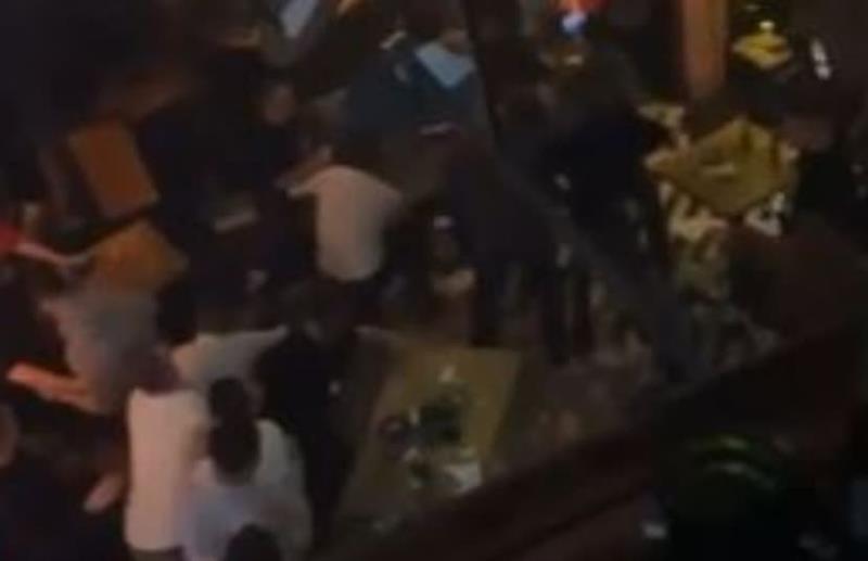 Општа тепачка во познат ресторан во БиХ- одекнува песна на Халид Бешлиќ (ВИДЕО)