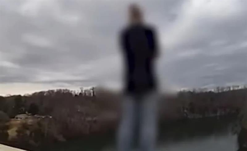 Драма во Тенеси: Жена е спасена во последен миг, пред да скокне од мост (ВИДЕО)