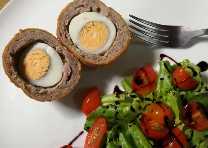 Ролат од мелено месо со јајца