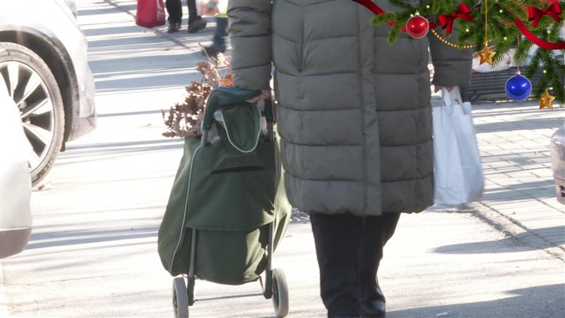 Граѓаните ги наполнија пазарите и маркетите – се мора да биде подготвено за новогодишната ноќ