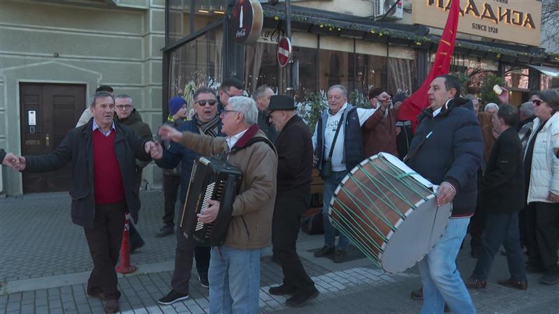 Дебар маалци со песни и ора ја продолжија децениската традиција