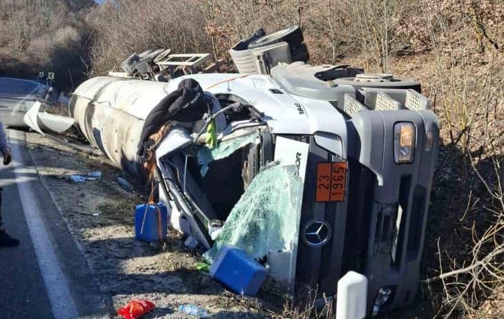 АМСМ: Сообраќајот кон ГП Ќафасан е се уште во прекин во двата правци