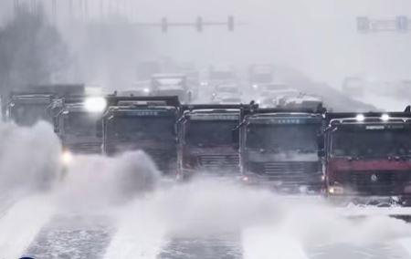 Видео: Снегот не ја изненади Кина, синхронизираната операција брзо ги врати условите на патот