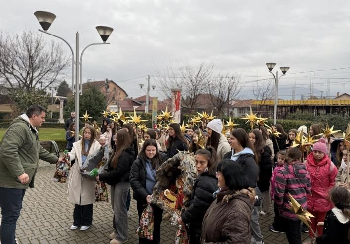 Градоначалникот Георгиевски им подари пакетчиња на коледарите од Општина Илинден