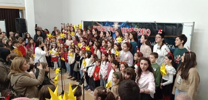 Бадникова поворка се одржа во Тетово и покрај интензивен дожд