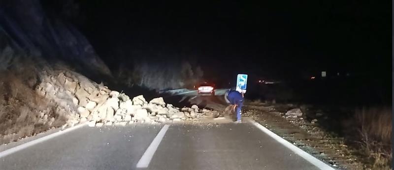 МВР предупредува: Одрон од карпа на патот Скопје-Велес, сообраќајот не е во прекин