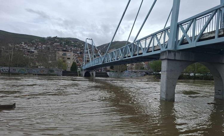 Зголемено нивото на Вардар во Велес, реката излеана на кејот