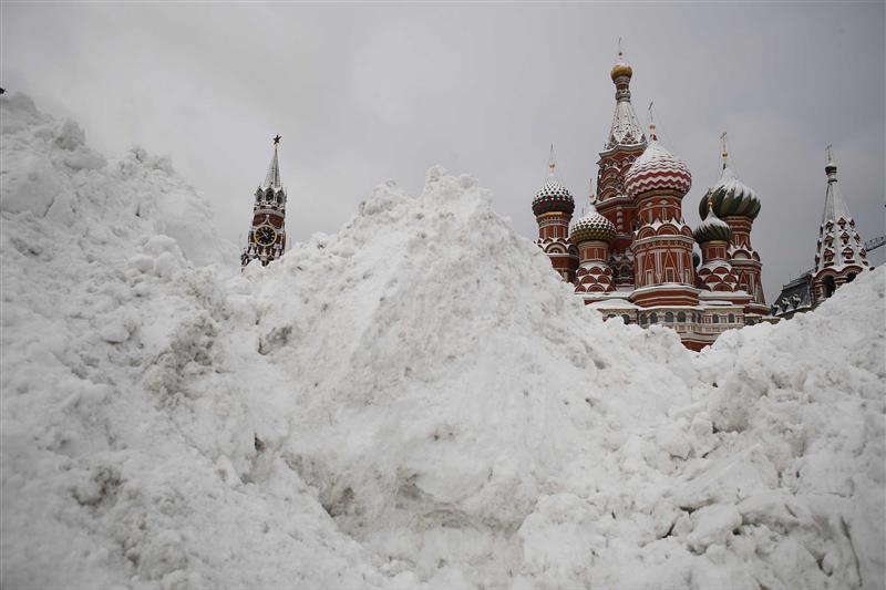 Снежно невреме ја затрупа Москва, најголемо во последните 56 години- блокиран копнениот и воздушниот сообраќај 