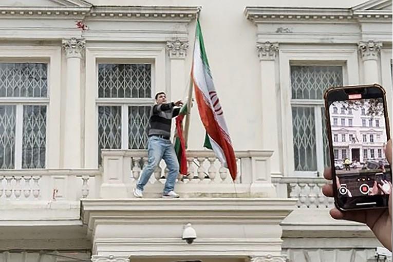 Маж го симна иранското знаме од амбасадата во Лондон и го истакна старото, од времето на Пахлави (ВИДЕО)
