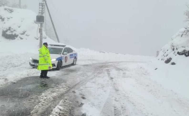 Снежна покривка до половина метар во Албанија, Голо Брдо без електрична енергија (ВИДЕО)